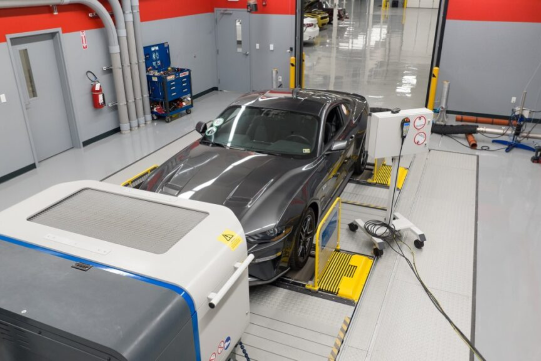 Vehicle road emission test room